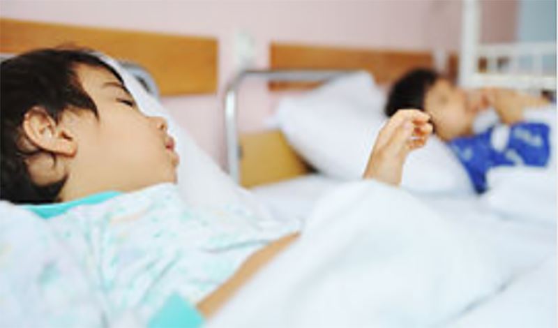 بنیامین(1)شش&zwnj;ساله&nbsp;به دلیل عمل لوزه بستری شده است.