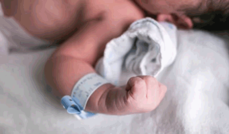 نوزاد&nbsp;تازه&zwnj;متولد&nbsp;به دلیل مشکل تنفسی بستری شده است.