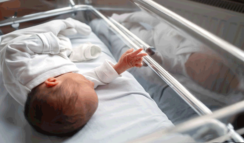 نوزاد قل1 تازه&zwnj;متولد&nbsp;به دلیل&nbsp;مشکلات تنفسی بستری شده است.
