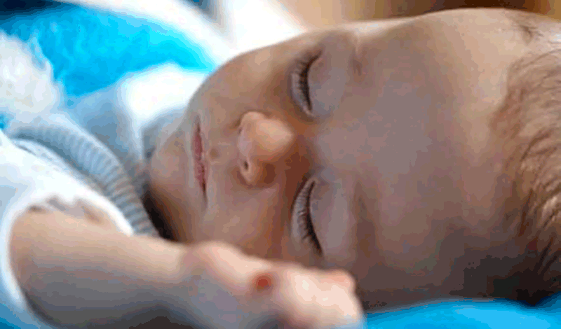 علیرضا(1)یک&zwnj;ساله به دلیل تب بستری شده است.