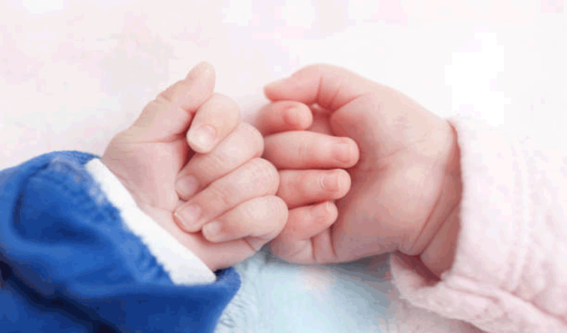 نوزاد قل2 تازه&zwnj;متولد به دلیل نارس بودن بستری شده است.