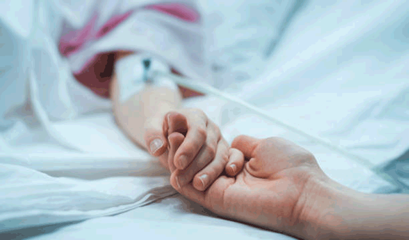 نیلوفر(2)هشت&zwnj;ساله&nbsp;به دلیل&nbsp;دیابت بستری شده است.