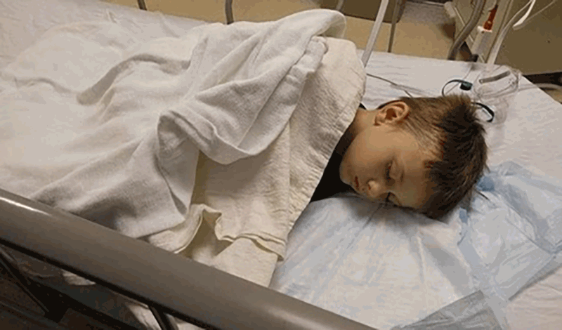 محمدادریس(2)پنج&zwnj;ساله به دلیل تنگی نفس بستری شده است.
