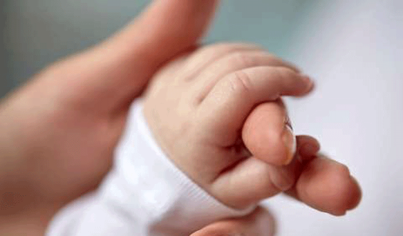 رقیه ثنا هشت&zwnj;ماهه به دلیل مشکل تنفسی بستری شده است.