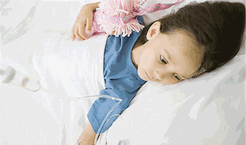 فرشته شش&zwnj;ساله&nbsp;به دلیل مشکل پوستی بستری شده است.