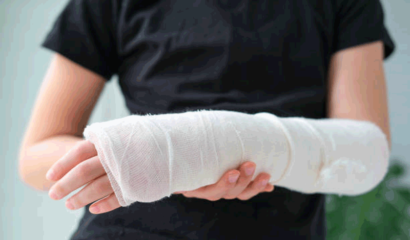 سراج پانزده&zwnj;ساله به دلیل شکستگی دست بستری شده است.