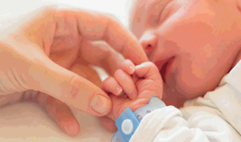 آرین تازه&zwnj;متولد به دلیل زردی بستری شده است.
