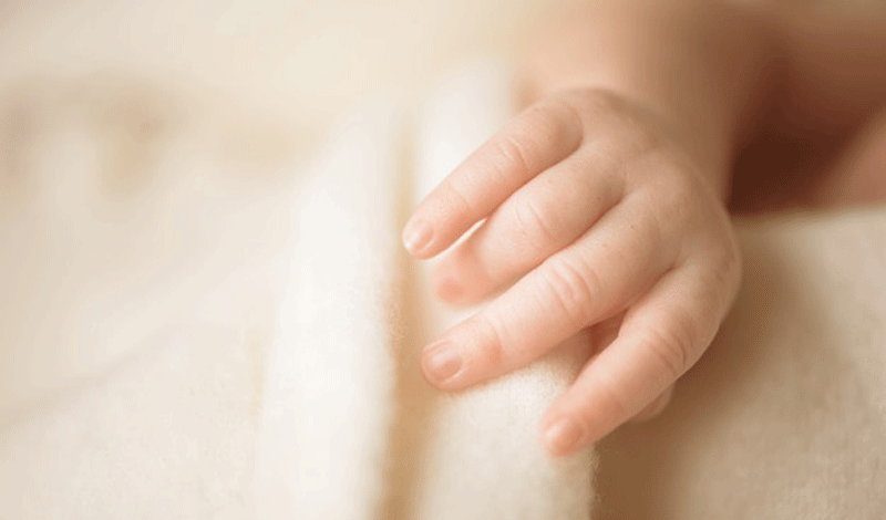 مهناز پنج&zwnj;ماهه به دلیل تب بستری شده است.