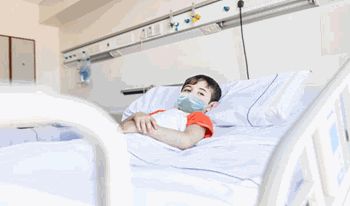 بنیامین(2)هشت&zwnj;ساله به دلیل شکستگی پا بستری شده است.