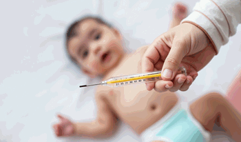 ثنا چهارماهه به دلیل تب بستری شده است.